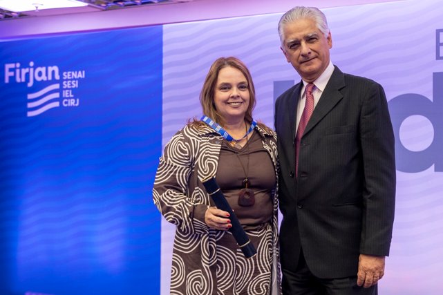 Diretora do Jornal A Voz da Serra recebe Medalha do Mérito Industrial da Firjan