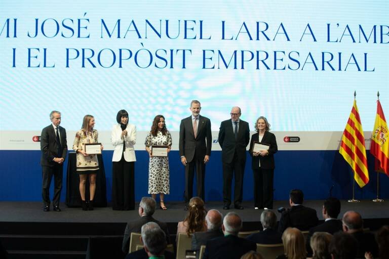Pilar Mateo, presidente da Inesfly, recebe prêmio das mãos do Rei da Espanha