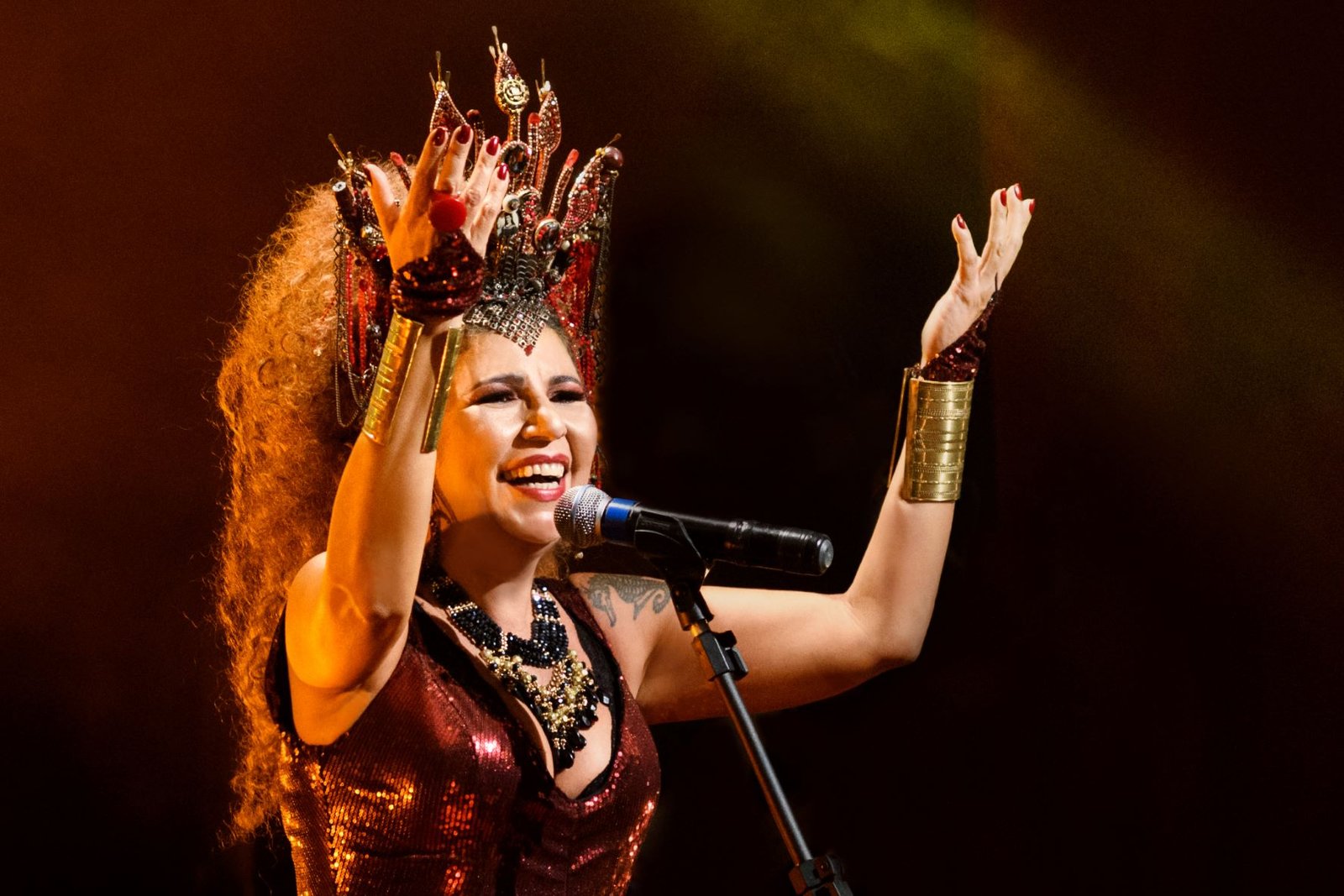 Rita Benneditto faz única apresentação de Tecnomacumba no Teatro Claro Rio