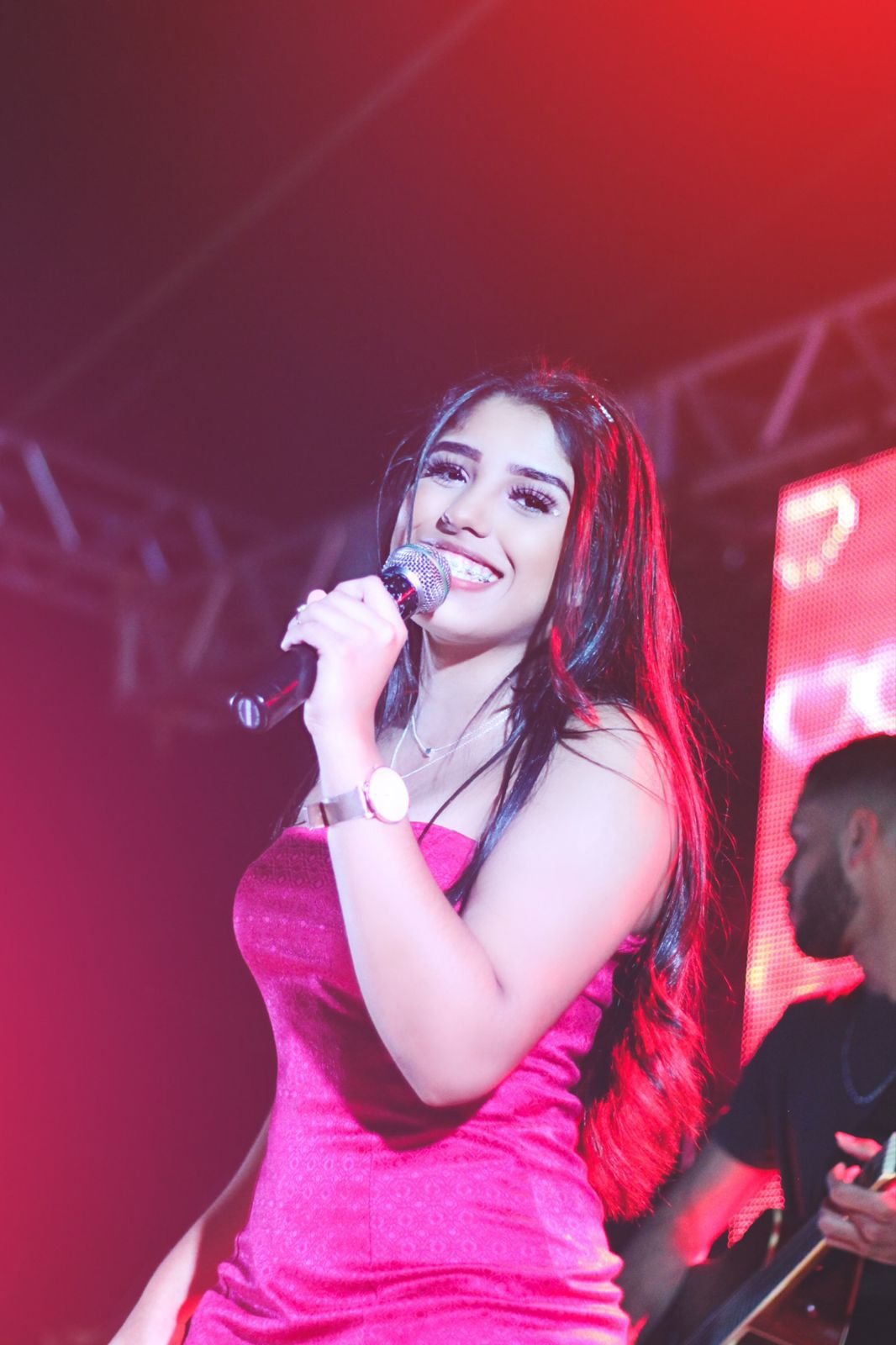 Beatriz Andrade: conheça a potente cantora de 17 anos que viralizou nas redes sociais