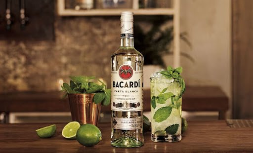 Drinks para celebrar o mês do Bartender com marcas do portfólio Bacardi