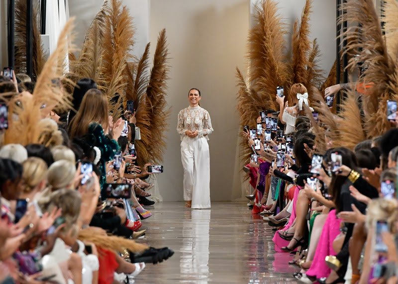 Celebridades prestigiam desfile da marca brasileira PatBo na semana de moda de Nova York
