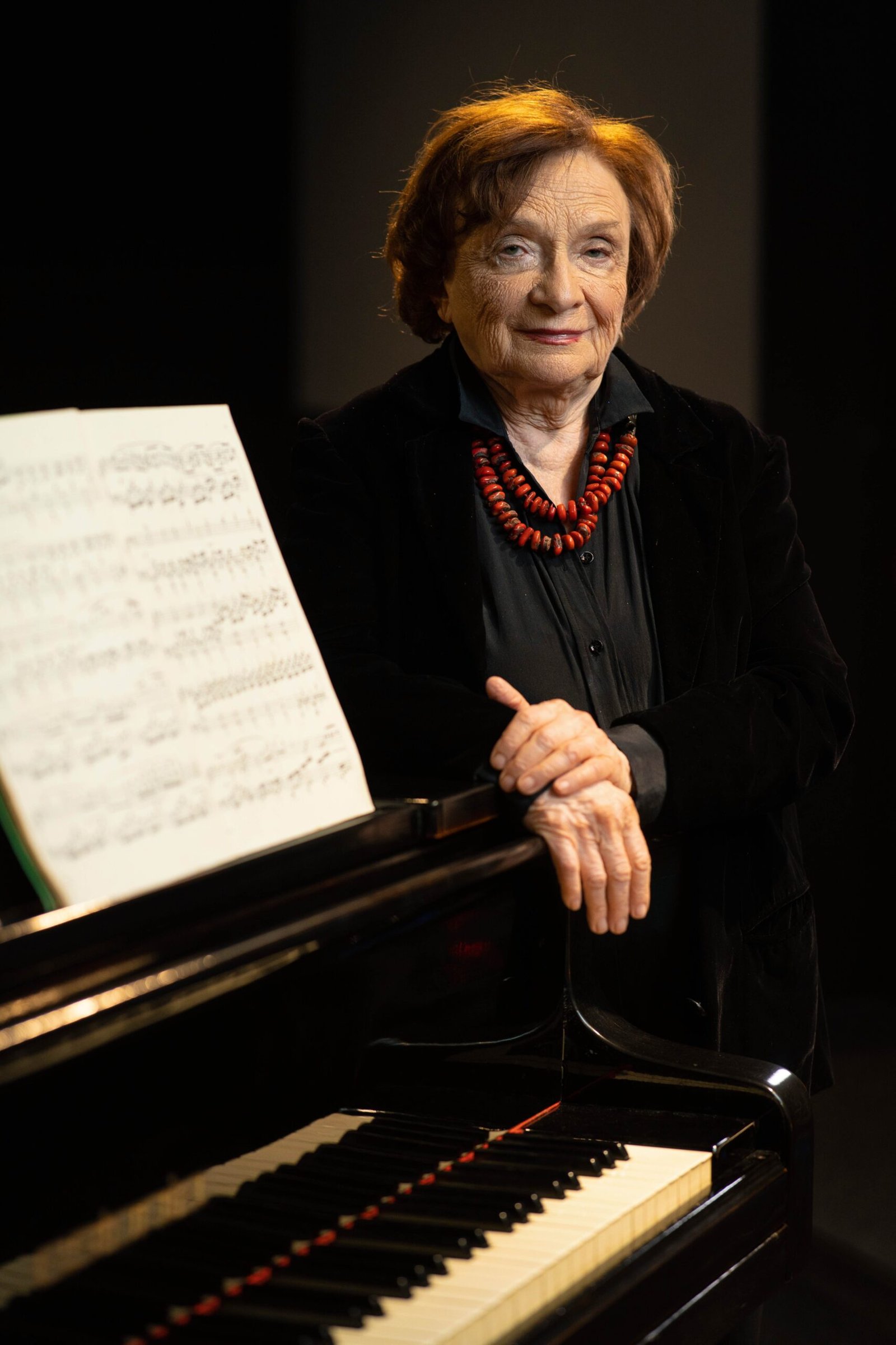Clara Sverner faz recital de pré-lançamento de novo álbum, dia 1/6, domingo, no Centro da Música Carioca Clara Sverner faz recital de pré-lançamento de novo álbum, dia 1/6, domingo, no Centro da Música Carioca