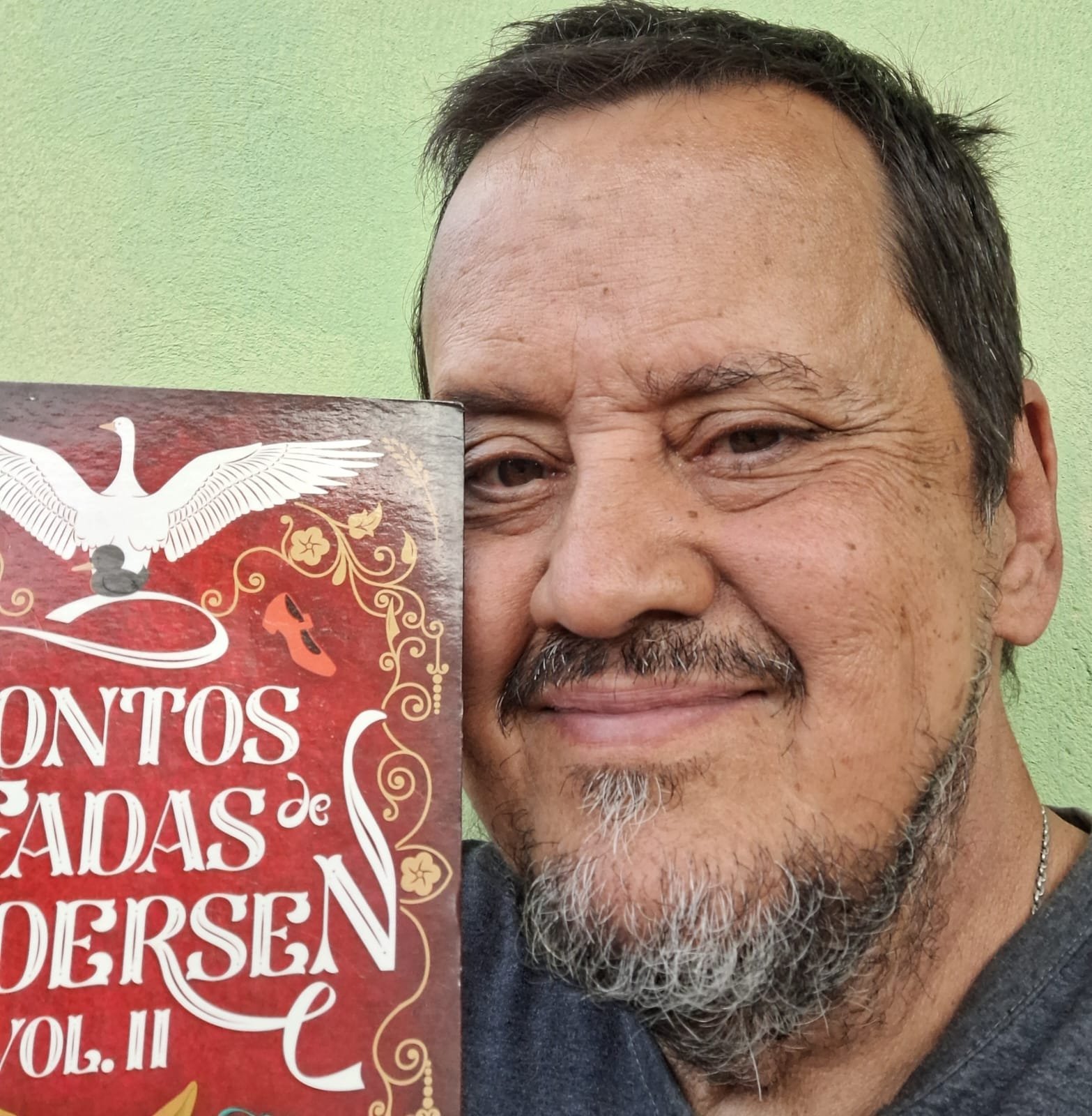Ator e contador de histórias Laerte Vargas inaugura espaço para formação de novos leitores em Nova Friburgo Ator e contador de histórias Laerte Vargas inaugura espaço para formação de novos leitores em Nova Friburgo