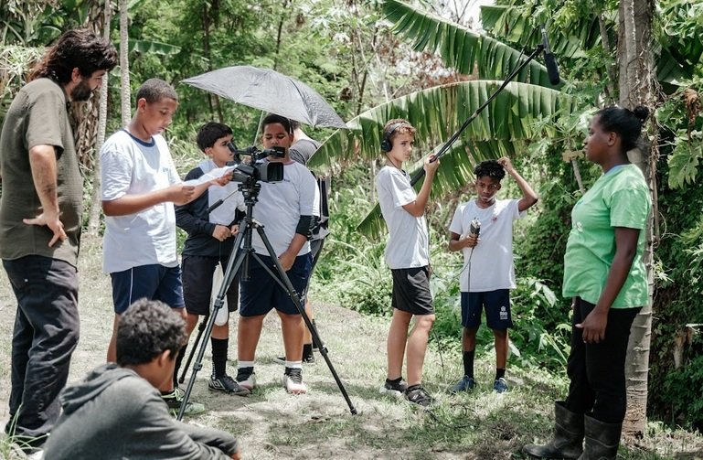 Estudantes de escola pública do Rio participam de encontro internacional de cinema em Paris Estudantes de escola pública do Rio participam de encontro internacional de cinema em Paris