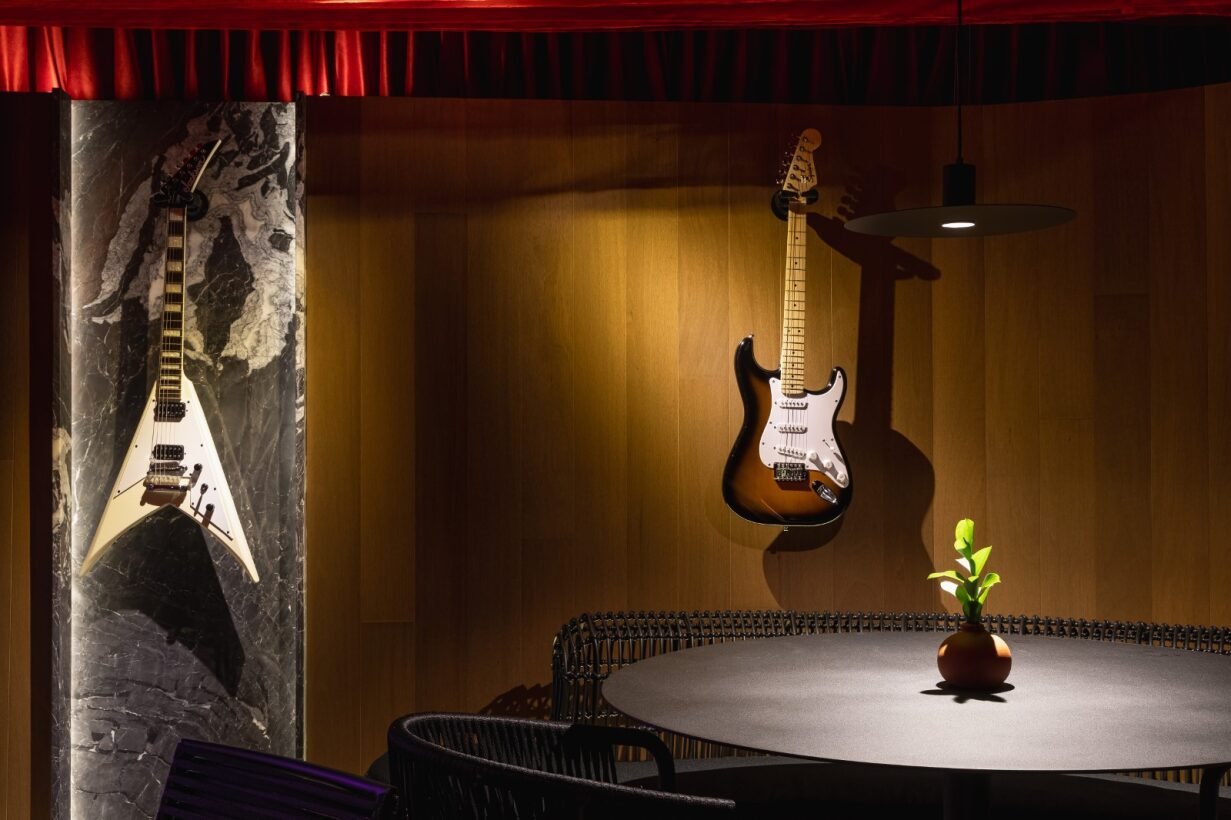 Rock, luz e memória: Marcelo Lopes celebra os 10 anos do Hard Rock Curitiba com ambiente sensorial na CASACOR Paraná 2025 Rock, luz e memória: Marcelo Lopes celebra os 10 anos do Hard Rock Curitiba com ambiente sensorial na CASACOR Paraná 2025