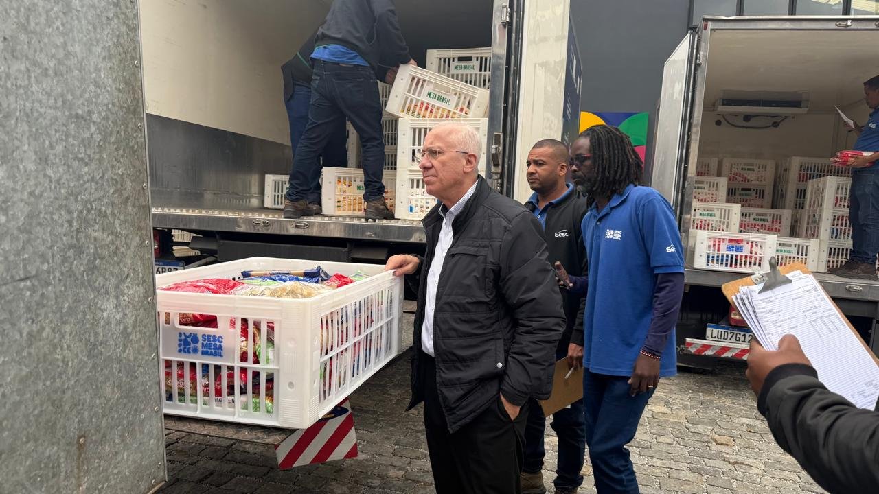 Sincomércio e Sesc distribuem alimentos arrecadados no Festival de Inverno Sincomércio e Sesc distribuem alimentos arrecadados no Festival de Inverno