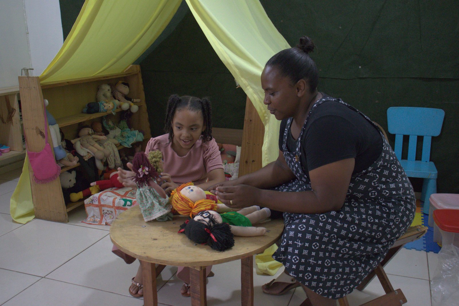 Como brincadeiras fortalecem o vínculo entre pais e filhos e são aliadas do desenvolvimento infantil Como brincadeiras fortalecem o vínculo entre pais e filhos e são aliadas do desenvolvimento infantil