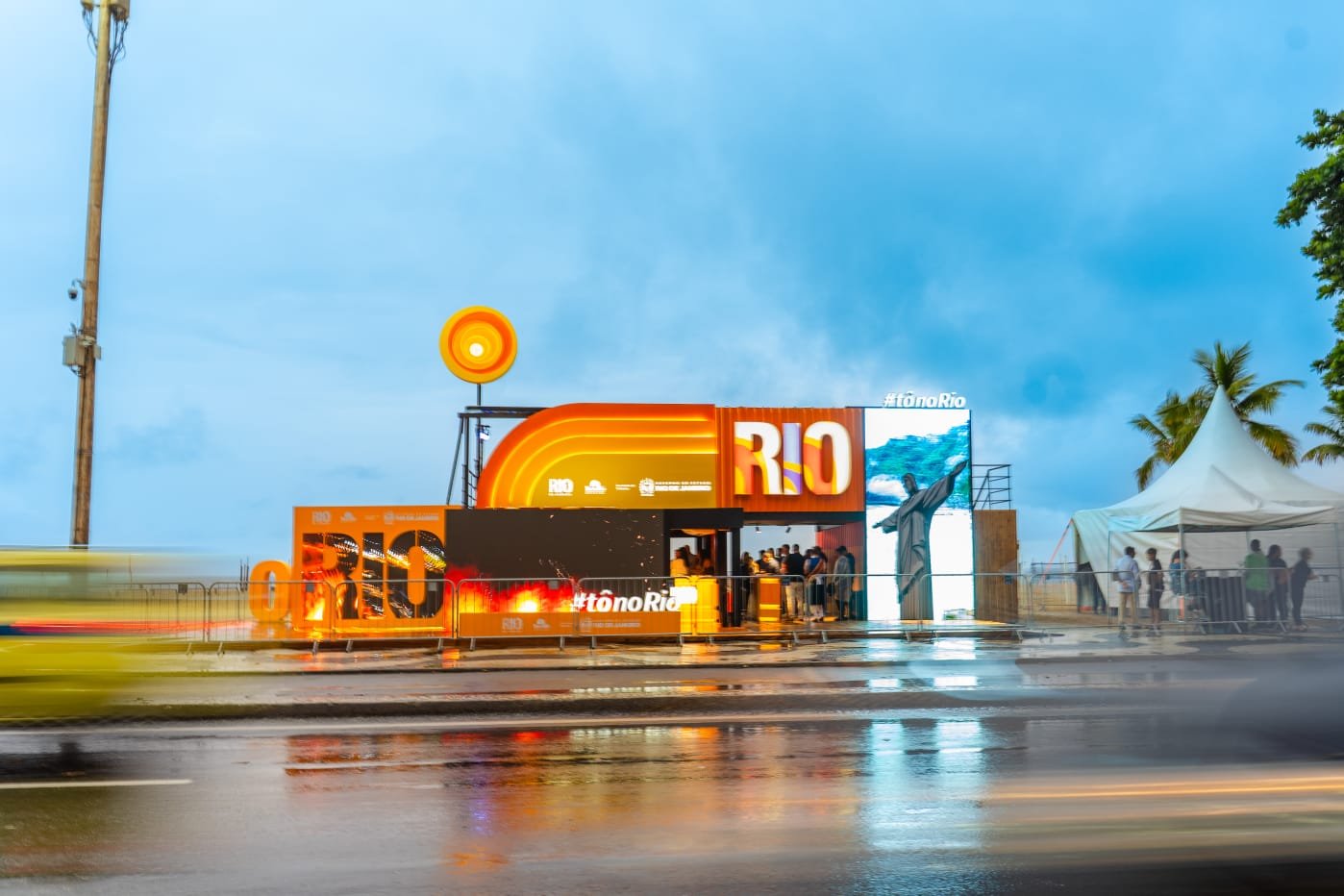 Projeto #tônoRio abre temporada de verão em Copacabana e conecta turistas internacionais ao interior do Estado