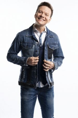 Michel Teló desfila com seu novo bloco no Carnaval de São Paulo